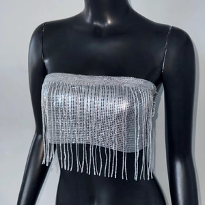 Vue détaillée d'un haut bustier à paillettes argentées avec franges métalliques