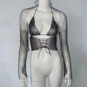 Détail d'un haut en résille noir orné de strass avec un design de laçage frontal