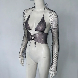 Détail du haut en maille noire avec strass brillants et design licou pour les soirées