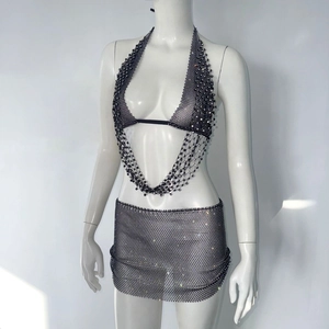Detail van zwarte mesh set met strass steentjes, haltertop en minirok voor feesten