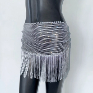 Gros plan sur la jupe en maille argentée scintillante avec franges de luxe pour soirée
