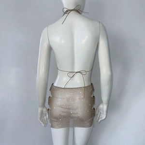 Vue arrière d'une mini-jupe en résille strass dorée champagne et d'un haut licou