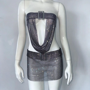 Détail d'un ensemble deux pièces en résille noire avec strass et boucles carrées argentées