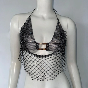 Détail du haut dos nu sexy en résille noire avec strass brillants et boucle ambrée