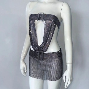 Détail de l'ensemble top et jupe en maille strassée avec boucles argentées carrées