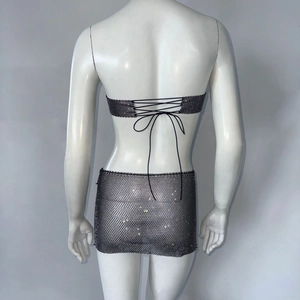 Détail d'un ensemble deux pièces en maille strass noire avec dos lacé et paillettes