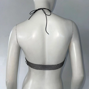 Détail du dos d'un top licou noir en résille avec strass et liens de serrage ajustables