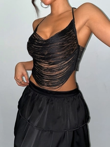 Detail des schwarzen Neckholder-Croptops mit glitzernden Strasssteinen und Fransen