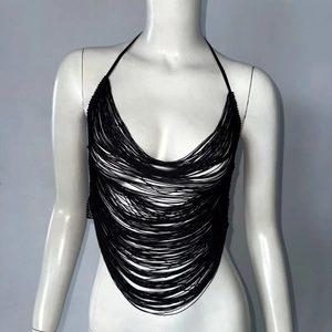 Detail eines schwarzen mehrlagigen Fransen-Neckholder-Tops mit tiefem V-Ausschnitt für Damen