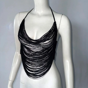 Detail der schwarzen Fransenlagen am sexy Neckholder-Top für Musikfestivals