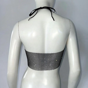 Detail der schwarzen Neckholder-Netzoberteil mit Strassfransen und rückenfreiem Design