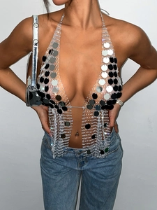 Haut licou à paillettes argentées avec franges, idéal pour festivals et soirées chic
