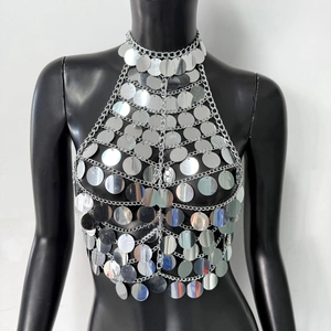 Détail de la chaîne de corps à paillettes argentées sur un mannequin en gros plan