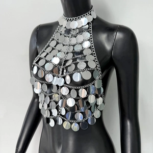 Gros plan détaillé du haut de chaîne de corps à paillettes argentées sur mannequin
