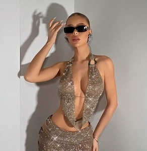Détail du haut dos nu à strass champagne et jupe assortie avec effet scintillant métallique