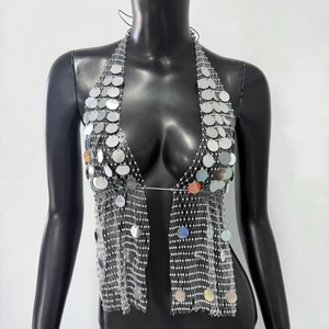 Détail de haut licou en paillettes argentées faites main avec des pompons à franges fluides