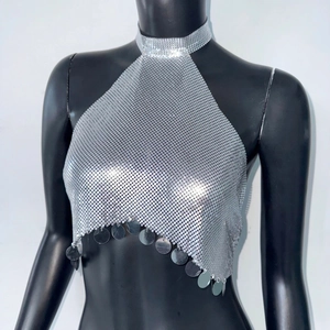 Détail du crop top dos nu en maille métallique argentée avec paillettes scintillantes