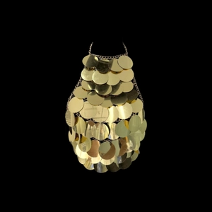 Dettaglio di top halter con paillettes dorate composto da dischi metallici e catenelle