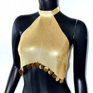 Détail du haut dos nu en maille métallique dorée avec des franges de paillettes