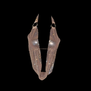 Détail du haut dos nu en maille pailletée or rose avec anneau métallique au cou