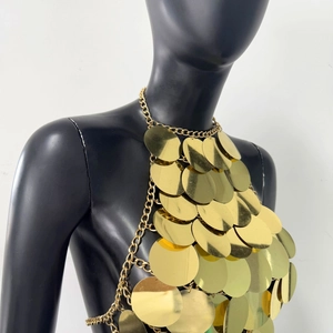 Dettaglio del top all'americana con paillettes dorate e dischi in metallo cuciti