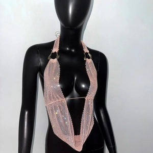 Détail d'un haut licou or rose avec anneaux métalliques et texture scintillante en strass