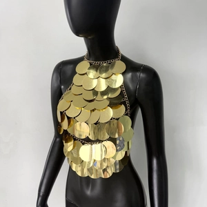 Dettaglio del top a scollo all'americana con dischi metallici dorati lucidi
