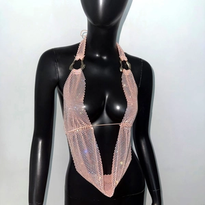 Détail du haut dos nu rose avec strass brillants et anneaux métalliques argentés