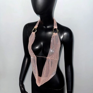 Détail de la chaîne de corps licou en strass rose montrant la texture scintillante en maille