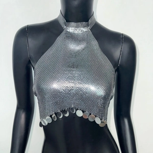 Détail d'un haut licou en maille métallique argentée avec franges pailletées sur mannequin