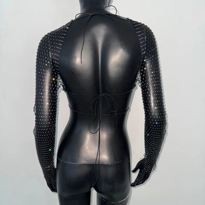 Detail der sexy schwarzen Netz-Langarm-Oberteil mit Glitzersteinen und Rückenbindung