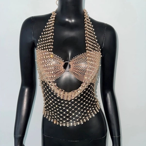 Detail einer funkelnden Strass-Halter-Körperkette mit Diamantnetz und Metallring