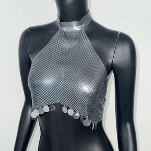 Détail du haut licou à paillettes argentées avec maille métallique et franges pièces