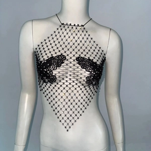 Détail du haut dos nu en résille avec strass et appliques papillon en dentelle noire