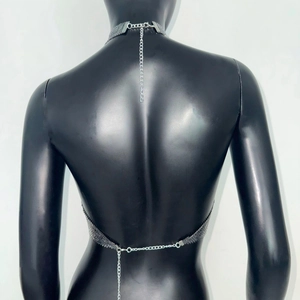 Détail du haut à paillettes argentées avec chaîne réglable et design dos nu sexy