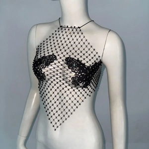 Détail du haut dos nu en résille à strass avec appliqués de dentelle et maille brillante