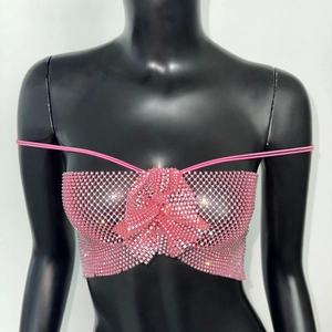 Détail du haut en maille strass rose avec nœud étincelant et fines bretelles de fête