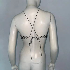 Détail de la chaîne de corps en strass noirs avec design croisé complexe dans le dos
