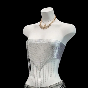 Haut bustier argenté à paillettes avec franges en chaîne pour tenues de festival