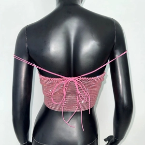 Détail d'un haut dos nu en résille rose avec strass et lacets réglables pour festivals