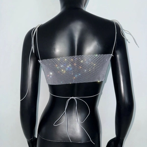 Détail du haut en résille à strass argentés avec lacets réglables pour un look de festival