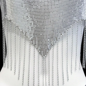 Haut sexy en paillettes métalliques argentées avec franges de chaînes pour festivals