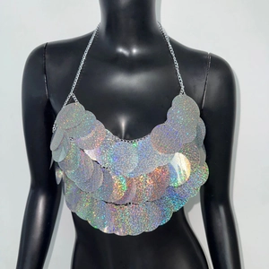 Vue détaillée des paillettes argentées holographiques et chaînes sur ce haut dos nu