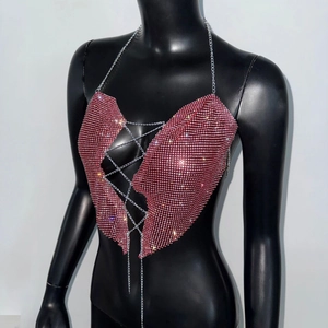 Détail de la chaîne de corps en strass roses en forme de cœur et maillons argentés