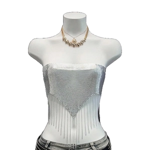 Top bustier à paillettes argentées avec franges métalliques et ourlet en V