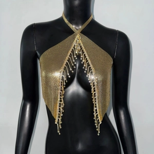 Détail du haut dos nu en maille dorée avec franges en strass scintillantes pour festivals