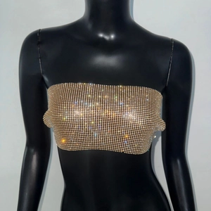 Gros plan du bustier doré à strass avec cristaux étincelants pour soirées de fête