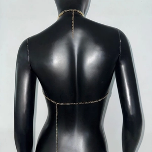 Détail des chaînes dorées au dos sur un mannequin noir pour un ajustement élégant