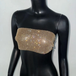 Vue détaillée du crop top bustier doré avec strass brillants et lacets métalliques