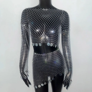 Détail du haut court et de la jupe en résille à strass argentés avec paillettes brillantes